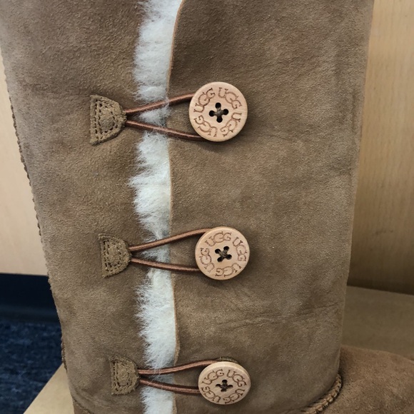 UGG K Bailey Button Triplet II, Size 5 - Picture 9 of 10